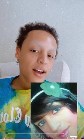 Pabllo Vittar adolescente de tiara