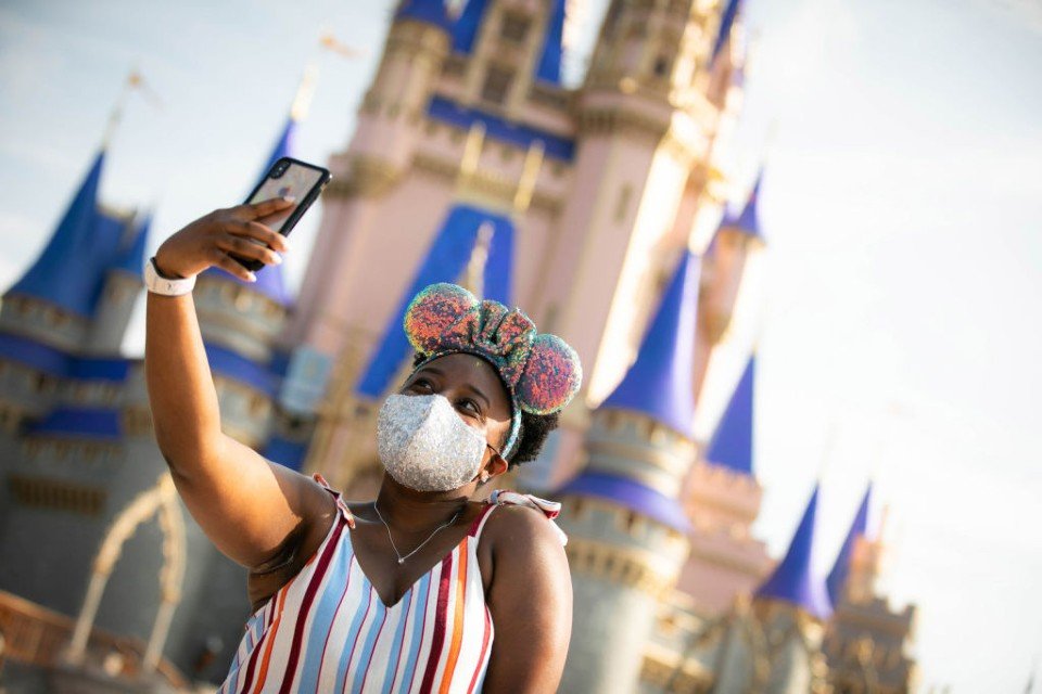 Coronavírus: Garota faz selfie no parque Magic Kingdom, na reabertura da Disney