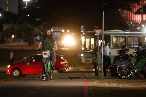 Ciclista usando bike compartilhada
