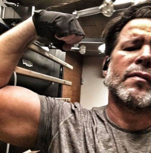 Murilo Benício mostra os músculos