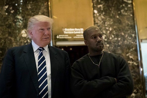 Donald Trump e Kanye Weest na frente da Trump Tower em Nova York