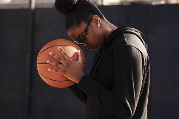 Diamond DeShields com bola de basquete em campanha da Oakley