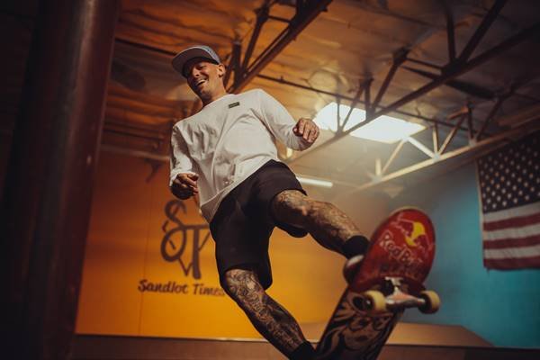 Ryan Sheckler com skate em campanha da Oakley