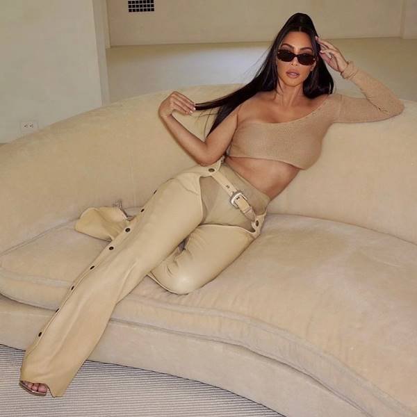 Kim Kardashian em sofá