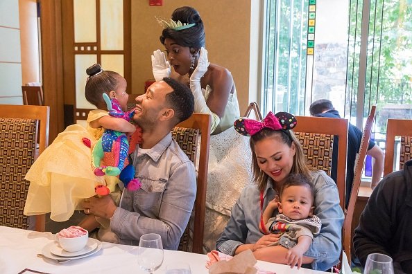 Chrissy Tiegan, John Legend, Luna e Miles na Disney