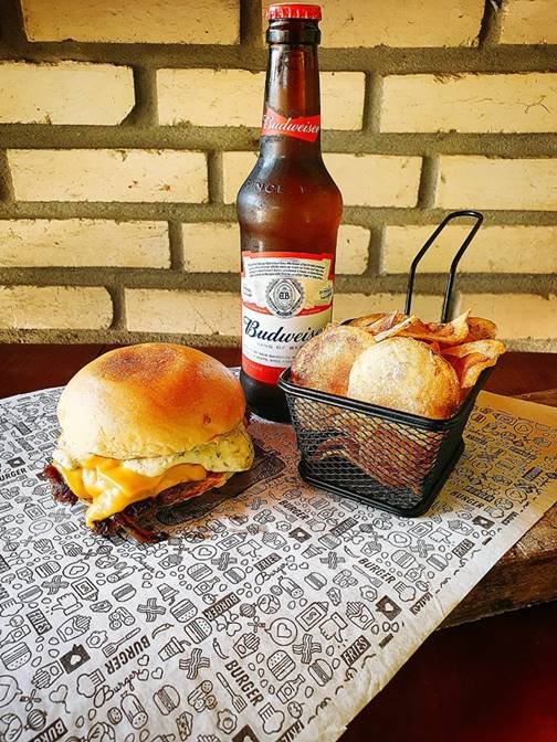 Combo de hambúrguer, batata e cerveja