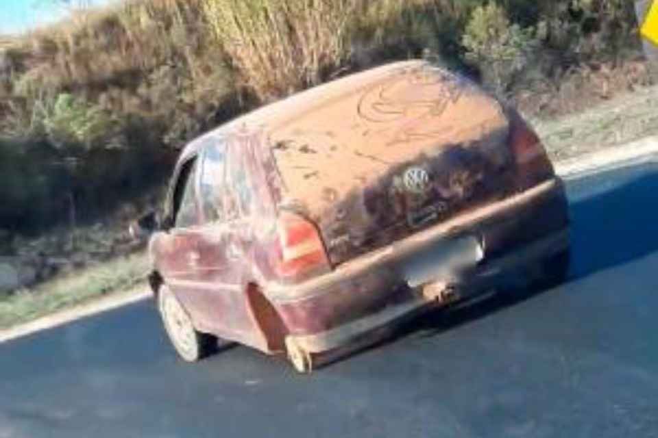 Carro flagrado com três rodas em estrada tem 15 multas vencidas. Vídeo |  Metrópoles