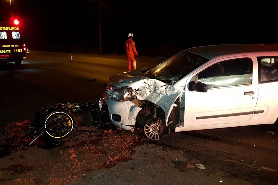 Motociclista é arremessado e morre