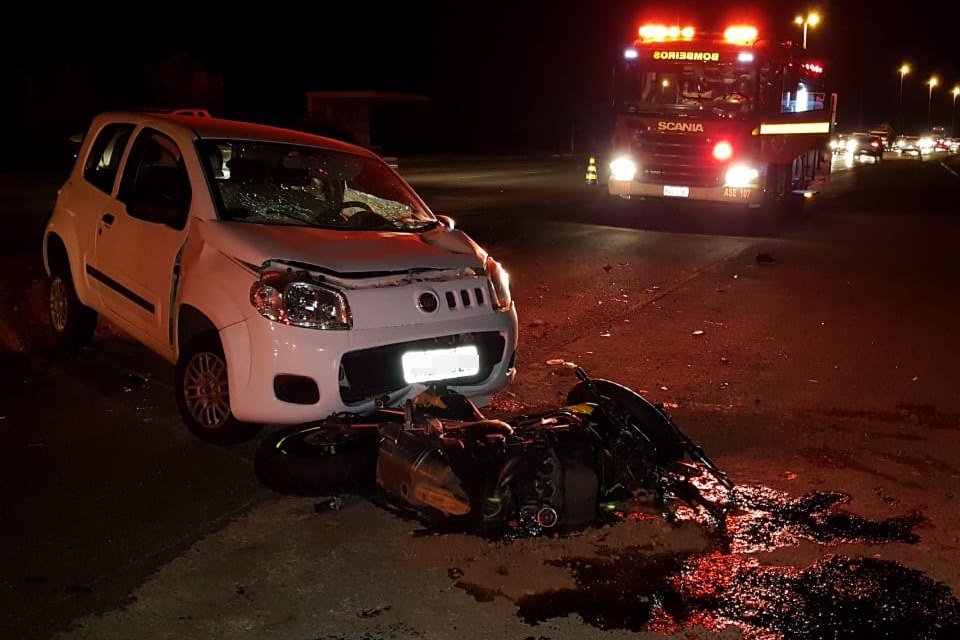 Motociclista é arremessado e morre