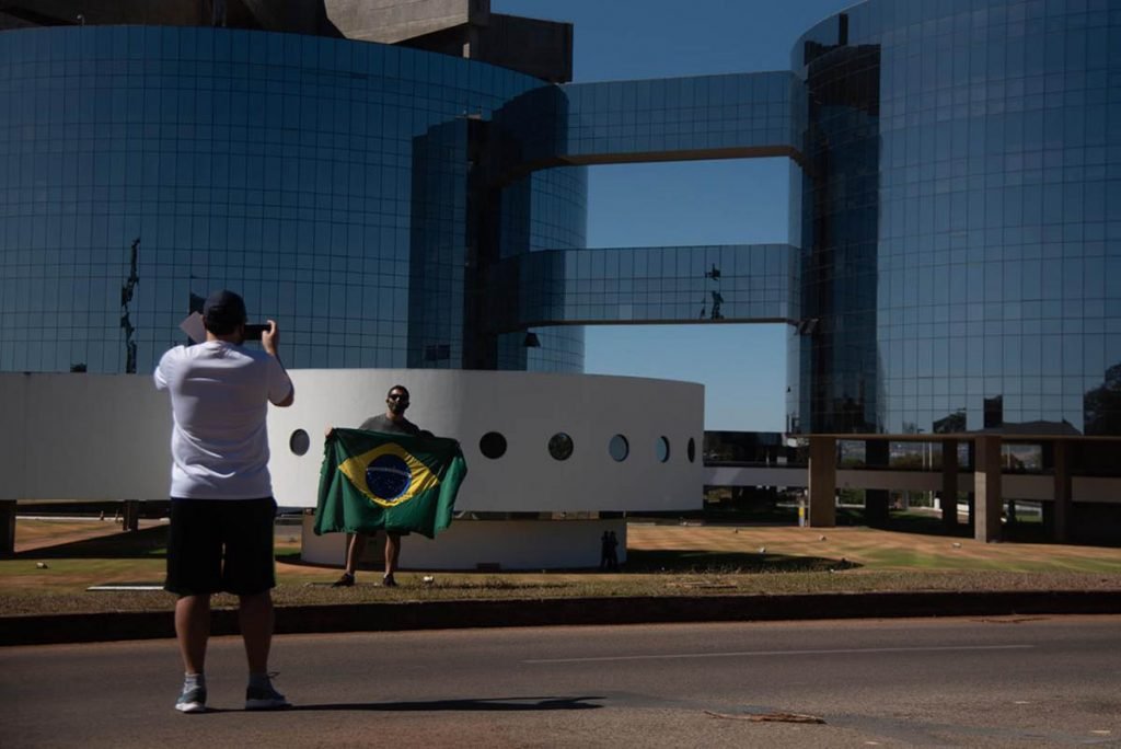 Concentração no estacionamento do PGR, para Carreata em defesa da Lava Jato