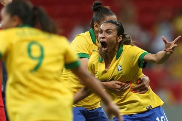 Marta comemorando gol
