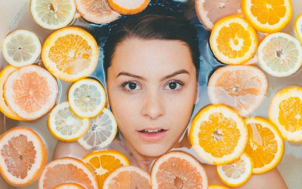 Mulher com laranjas