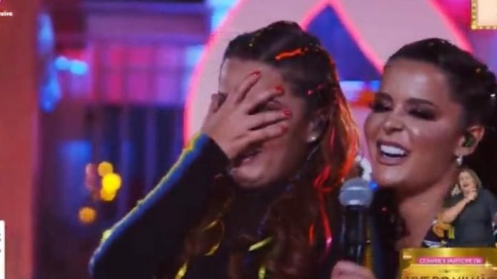 Maiara chora ao vivo em música romântica