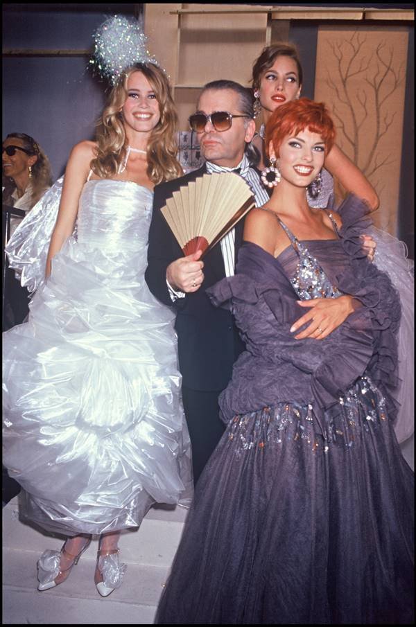 Claudia Schiffer, Karl Lagerfeld , Christy Turlington e Linda Evangelista em desfile de alta-costura da Chanel nos anos 1990