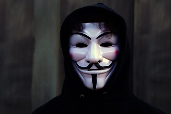 Homem usa máscara de Guy Fawkes