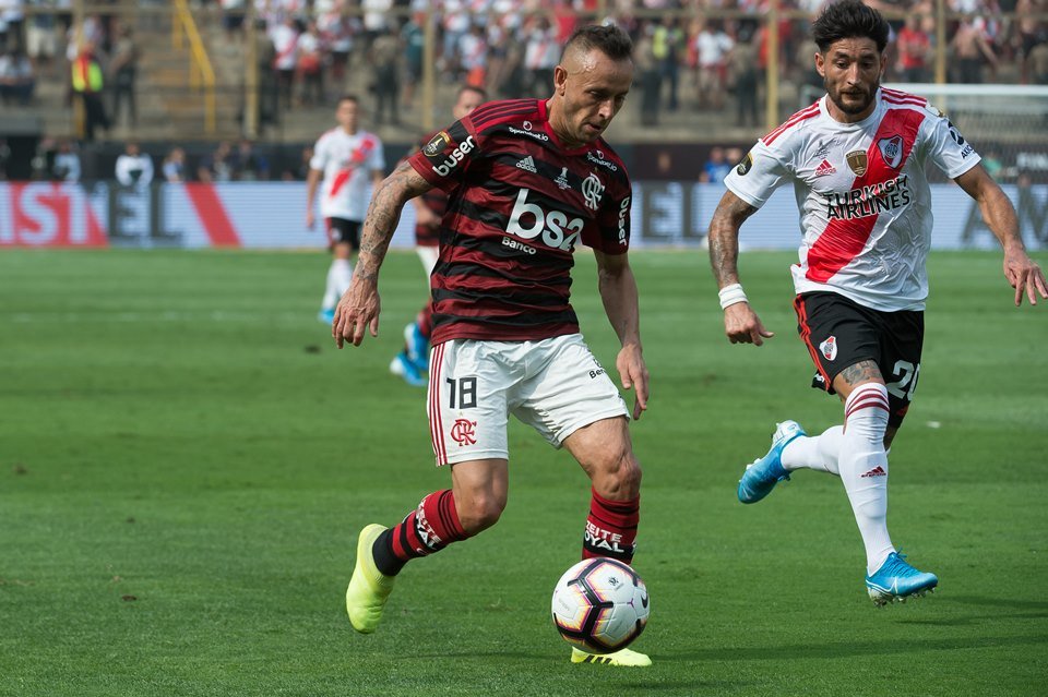 Vídeo. Substituto de Rafinha no Flamengo, Mauricio Isla chega ao Rio