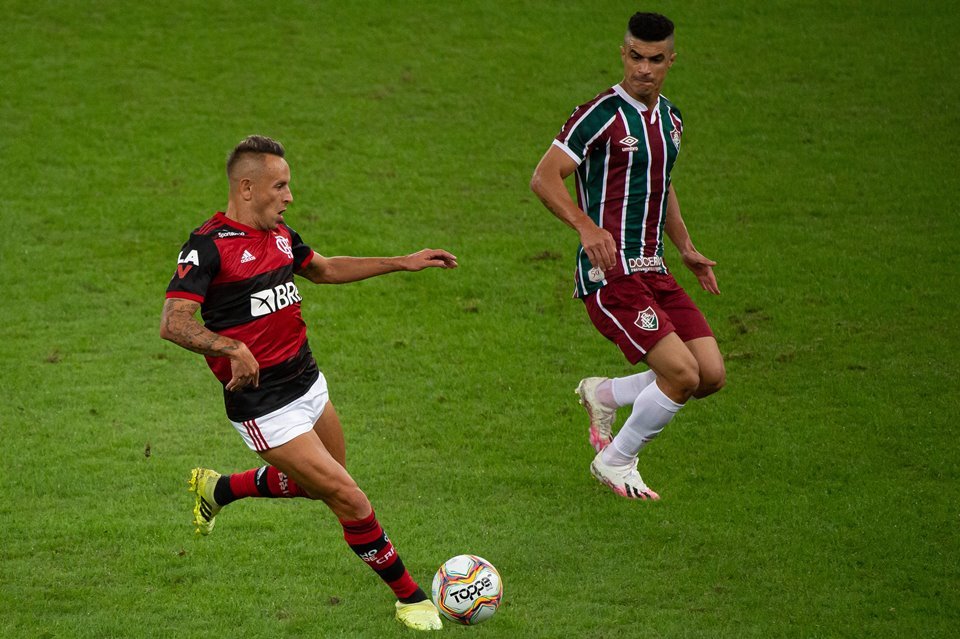 Vídeo. Substituto de Rafinha no Flamengo, Mauricio Isla chega ao Rio