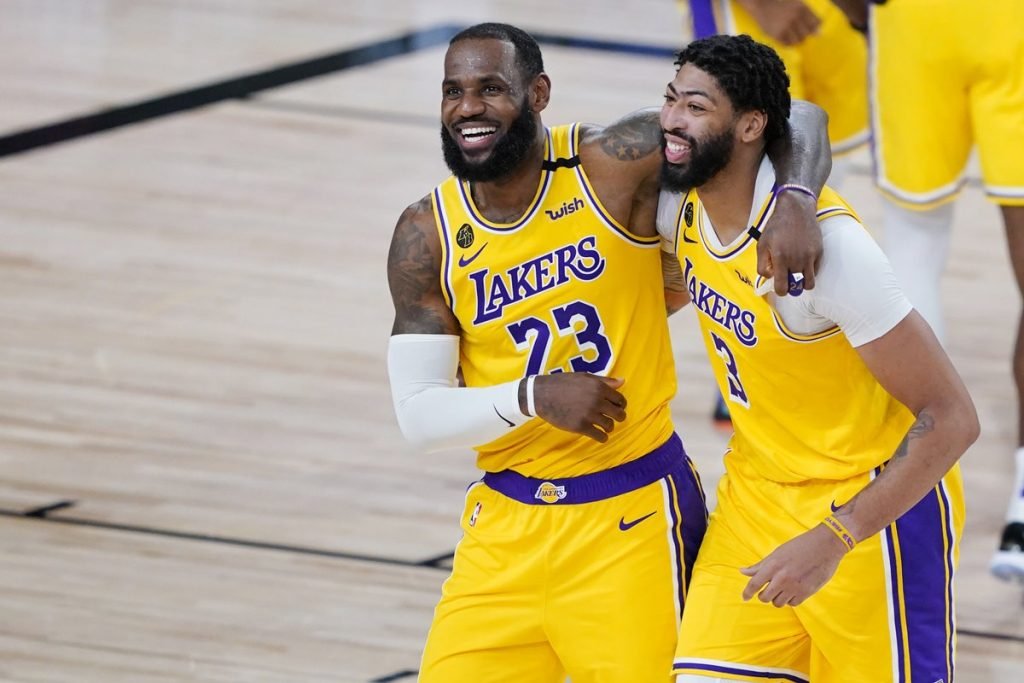 Lakers desafiam NBA moderna e transitam entre eras do basquete