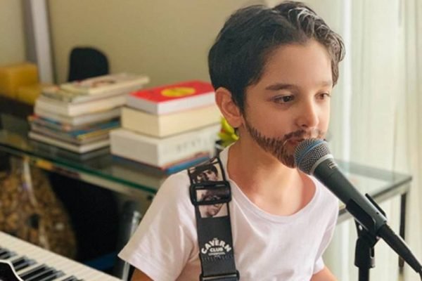 Gustavo Saldanha cantando