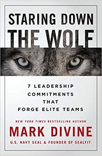 Livro Staring Down the Wolf: 7 Leadership Commitments That Forge Elite Teams (Inglês)