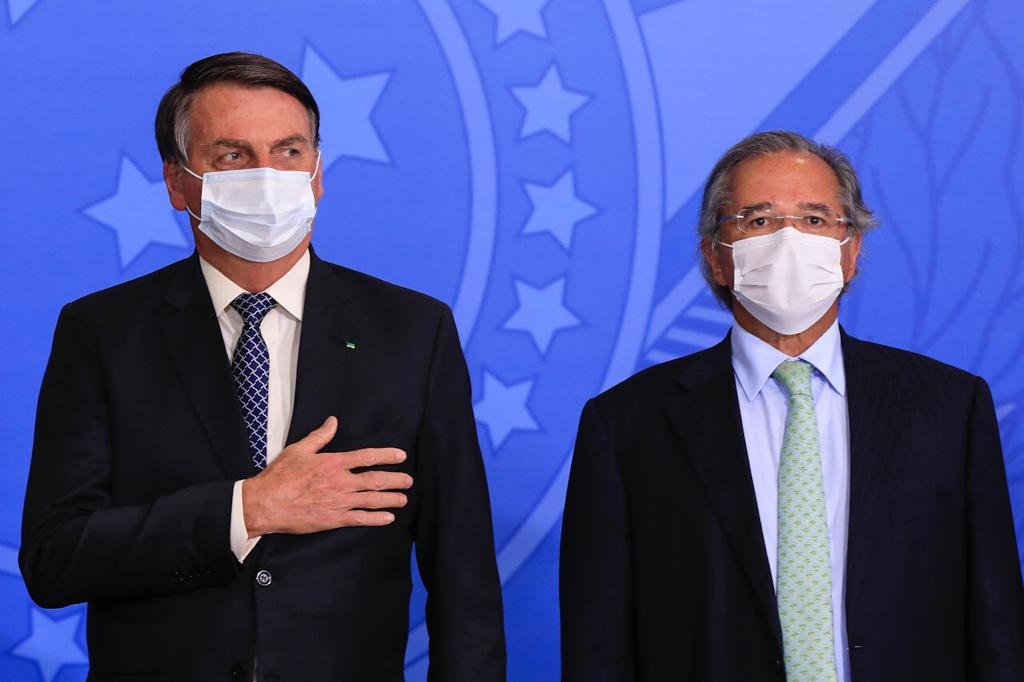 Bolsonaro e Guedes durante cerimônia no Palácio do Planalto