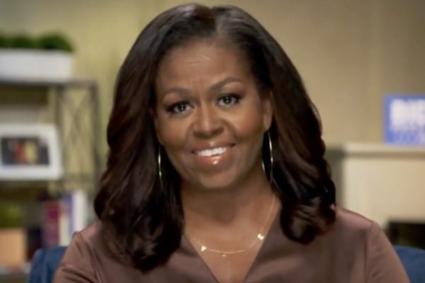 Michelle Obama com colar e brincos da marca ByChari