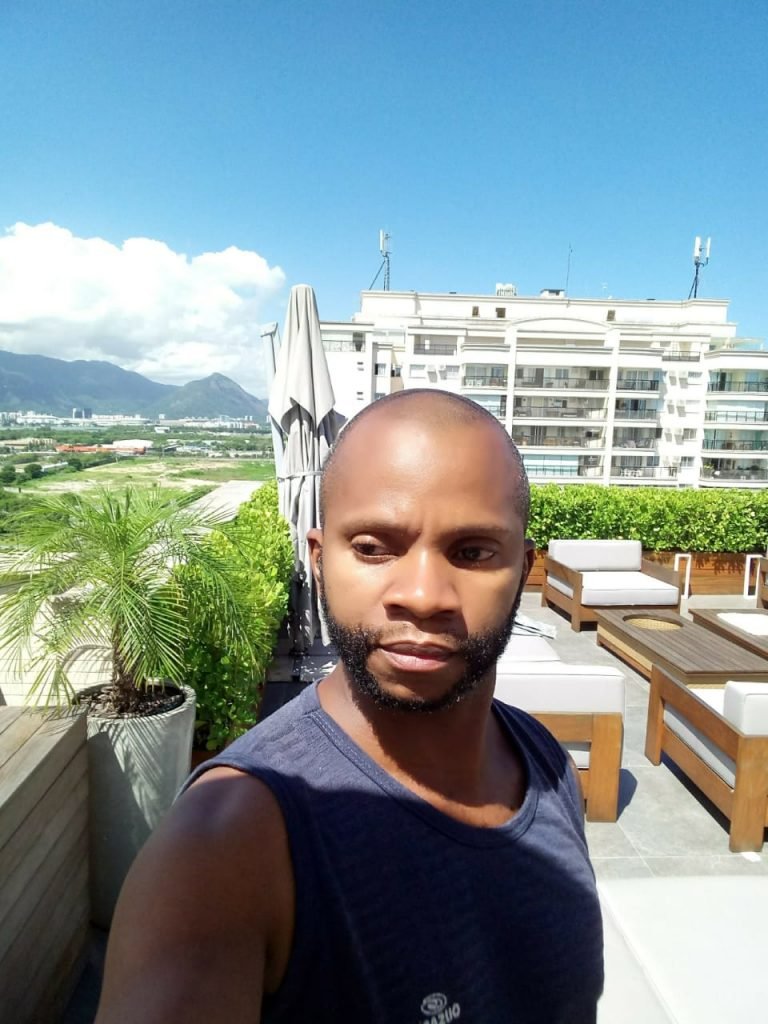 O jardineiro Reginaldo Santana Vieira, de 40 anos, se diz vítima de racismo após ser barrado na saída de uma loja por supostamente ter apresentado um