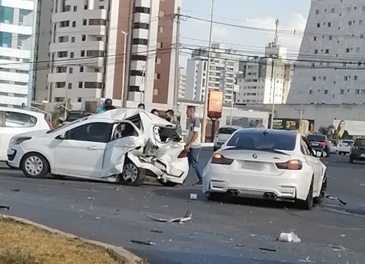 Carros amassados em acidente