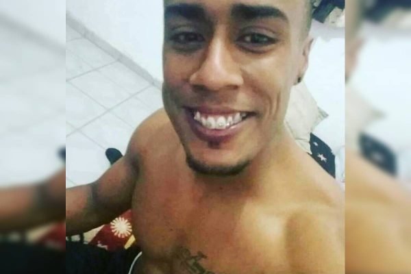 homem sorrindo