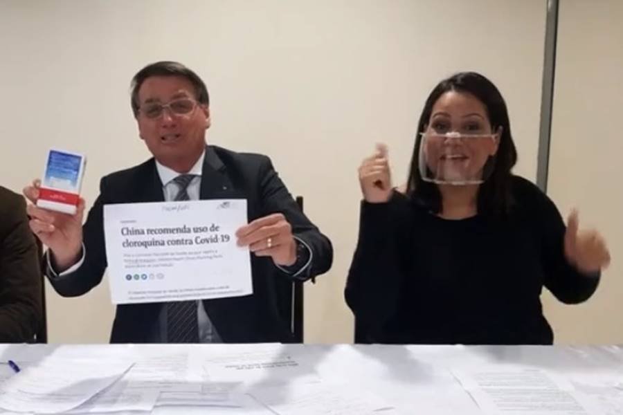 Bolsonaro durante transmissão ao vivo nas redes sociais