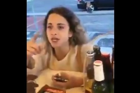 Mulher ofende homens em quiosque no Rio