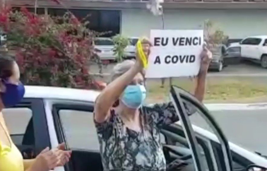 Idosa vence a Covid-193