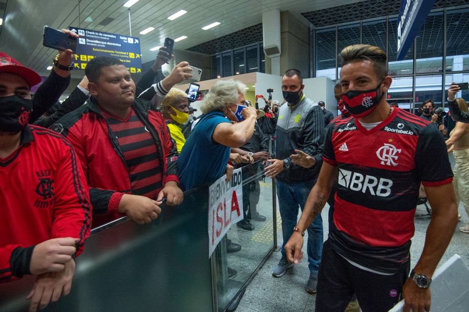 Vídeo. Substituto de Rafinha no Flamengo, Mauricio Isla chega ao Rio