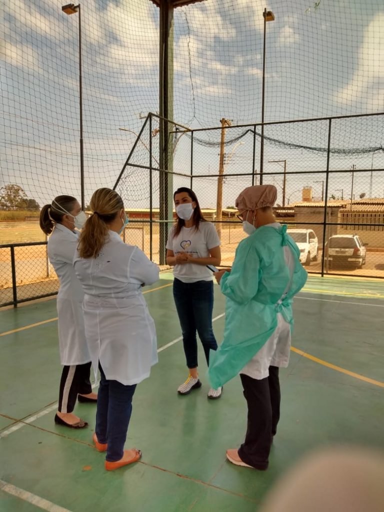 Voluntários atendem idosos em Ceilândia