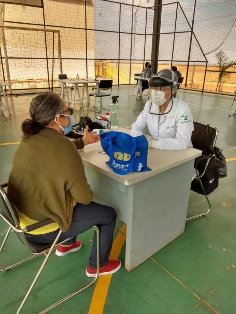 Voluntários atendem idosos em Ceilândia