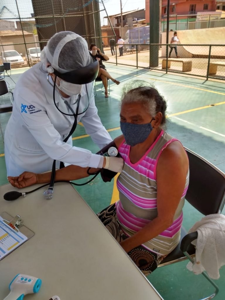 Voluntários atendem idosos em Ceilândia