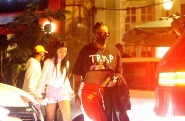 Ludmilla sai para jantar com a mulher