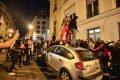 Torcida do PSG sobe em carro após perder final da Champions