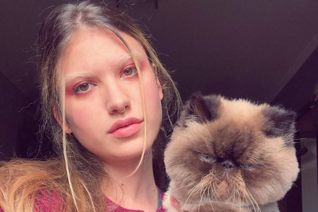Giovanna Grigio e gato