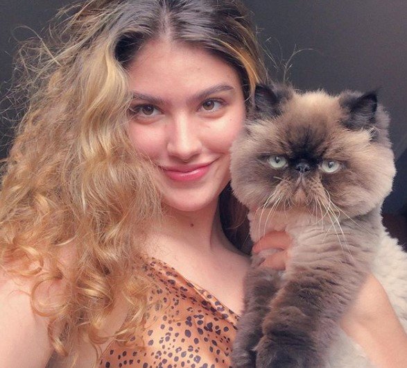 Giovanna Grigio e gato