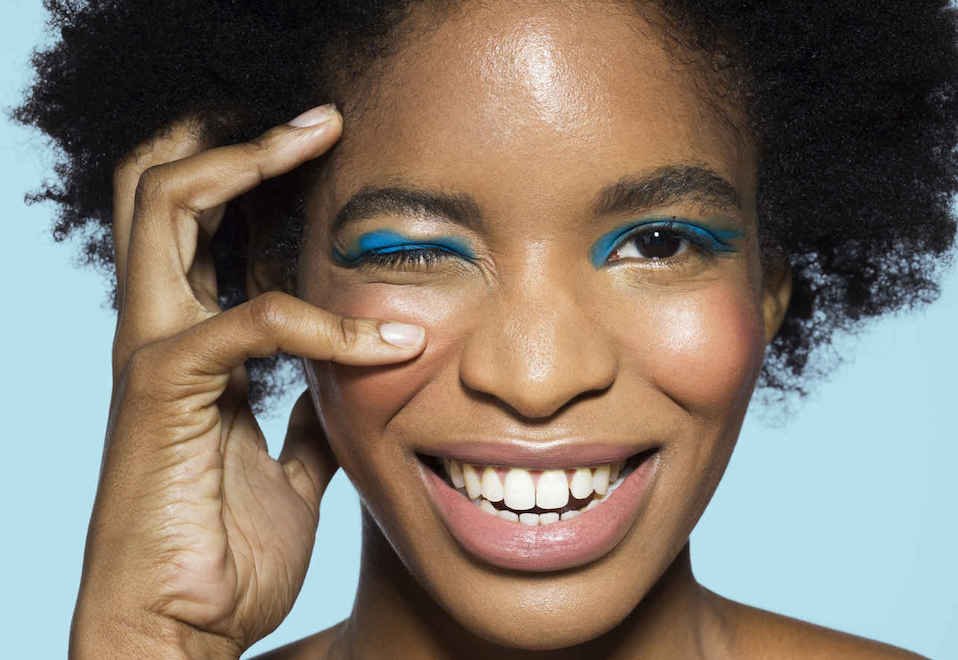 mulher negra maquiada em campanha de beleza