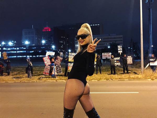 Kim Petras em frente a protesto anti-LGBTQIA+