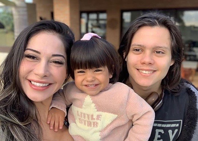 Mayra Cardi e os filhos