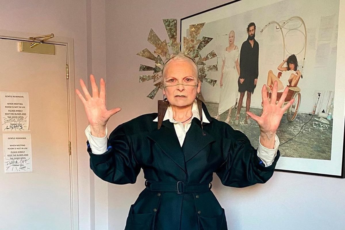Vivienne Westwood com adereço na cabeça