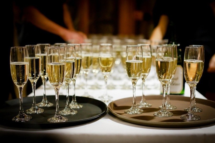 taças de champanhe em mesa