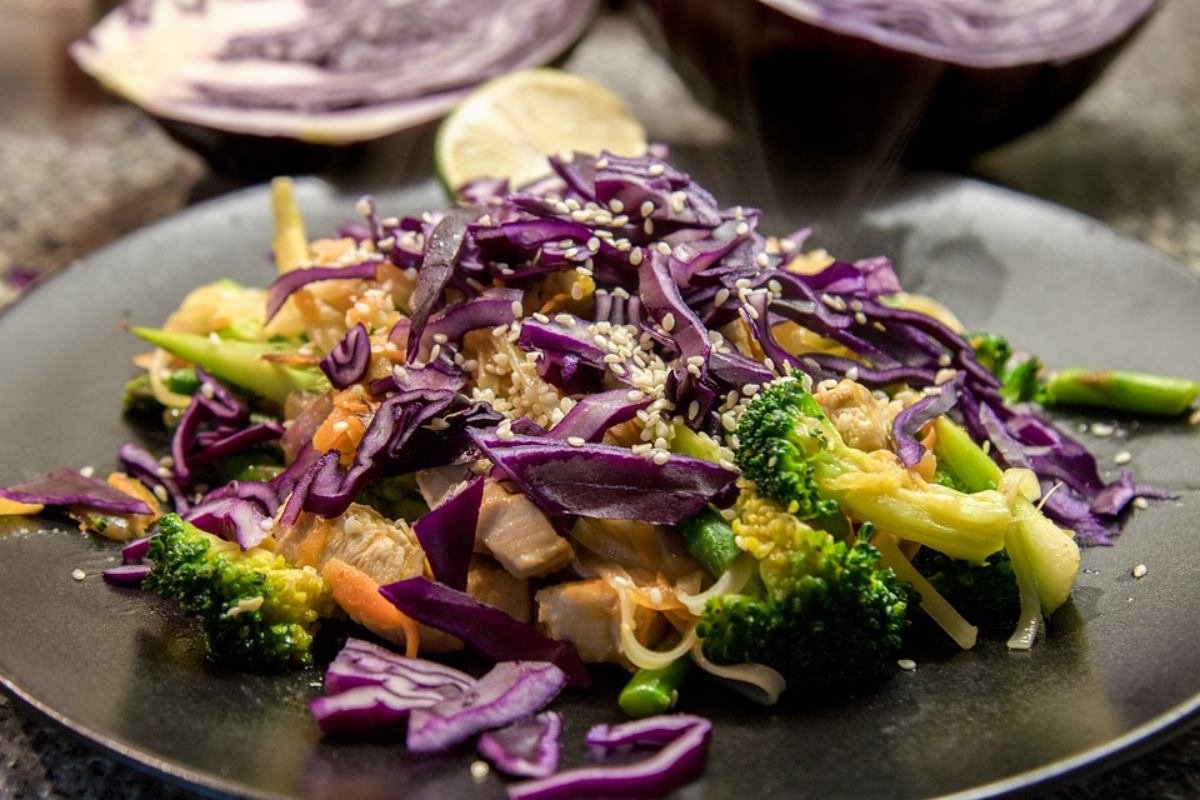 Chop suey de frango com legumes: receita fácil e feita em uma só panela