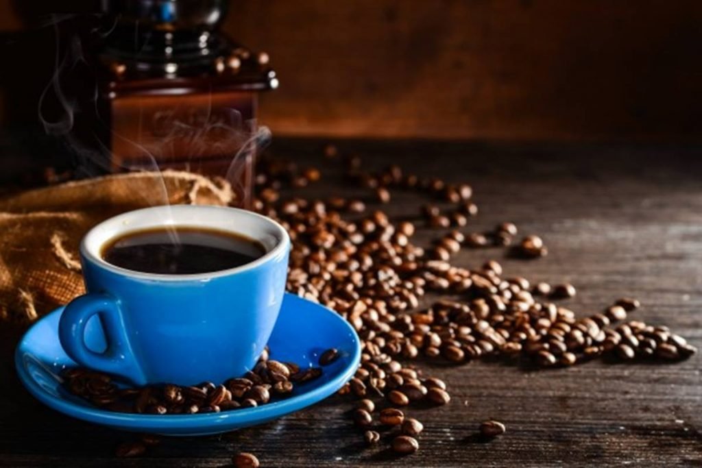 Xícara de café com grãos