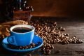 Xícara de café com grãos