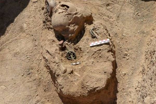 Esqueleto infantil com 2,7 mil anos