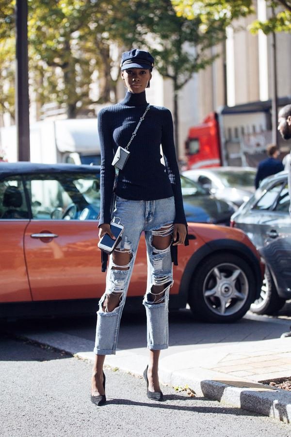 Mulher com bolsa porta celular
